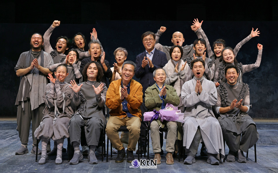 최휘영 문화체육관광부 장관이 3일 서울 중구 명동예술극장을 방문해 (재)국립극단의 ‘삼매경’ 종연 공연을 관람한 뒤 출연진과 기념촬영을 하고 있다. /사진=문화체육관광부, K trendy NEWS DB ⓒ케이 트렌디뉴스 무단전재 및 수집, 재배포금지