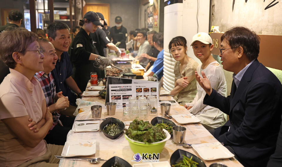 최휘영 문화체육관광부 장관이 3일 서울 중구 명동예술극장을 방문해 (재)국립극단의 ‘삼매경’ 종연 공연을 관람한 뒤 한 식당에서 출연진을 비롯한 청년예술인을 만나 애로사항을 청취하고 의견을 나누고 있다. /사진=문화체육관광부, K trendy NEWS DB ⓒ케이 트렌디뉴스 무단전재 및 수집, 재배포금지