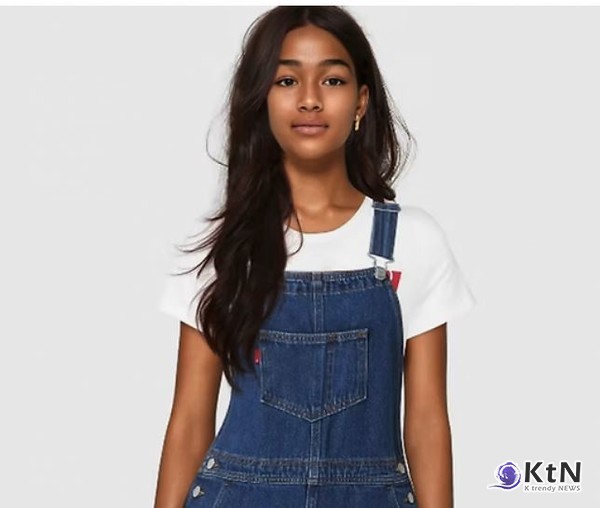 [AI 문화트렌드] “실존도 안 했는데 비교를 하라고?”… AI 모델 등장에 패션계 발칵  사진=2025 08.04  2023년 『보그 싱가포르』가 AI 아바타를 표지 모델로 활용한 이후, 글로벌 패션 미디어는 점차 AI 실험에 문을 열어왔다. 리바이스는 “다양한 체형을 반영하기 위해” AI 모델을 실험 중이고, 망고는 Z세대 광고에 AI 모델을 활용하고 있다.  K trendy NEWS DB ⓒ케이 트렌디뉴스 무단전재 및 수집, 재배포금지