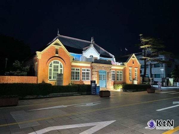 [미디어아트 트렌드] 전통과 기술이 공존하는 밤… ‘2025 국가유산 미디어아트’가 던진 질문  사진=2025 08.04  구 군산 세관 본관 (사진=국가유산청 제공)  K trendy NEWS DB ⓒ케이 트렌디뉴스 무단전재 및 수집, 재배포금지