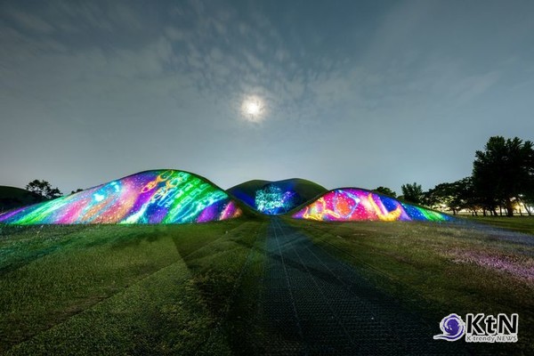 [미디어아트 트렌드] 전통과 기술이 공존하는 밤… ‘2025 국가유산 미디어아트’가 던진 질문  사진=2025 08.04  경주는 10월 24일부터 11월 16일까지 대릉원 일대에서 ‘대릉원 몽화(夢華): 왕릉, 천년의 시간을 열다’ (사진=국가유산청 제공)  K trendy NEWS DB ⓒ케이 트렌디뉴스 무단전재 및 수집, 재배포금지