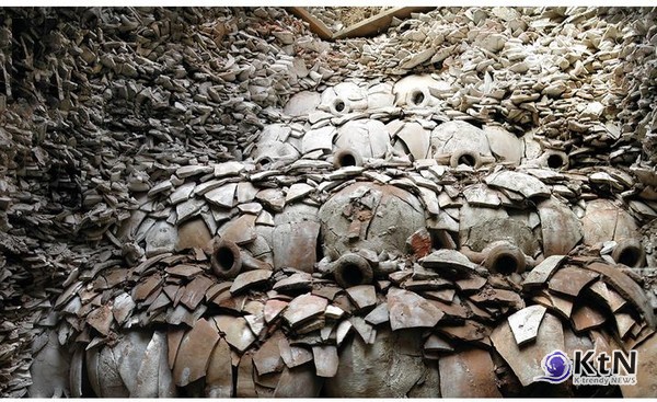 "쓰레기에도 유산의 가치가 있다" — 국제학술대회, 폐기물의 미래적 의미를 탐색하다 사진=2025 08.04 발굴조사에서 확인된, 암포라로 만든 옹벽의 일부 모습 (사진=국가유산청 )  K trendy NEWS DB ⓒ케이 트렌디뉴스 무단전재 및 수집, 재배포금지