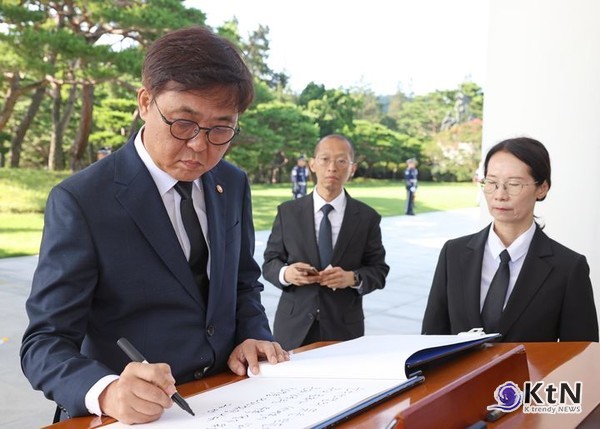 “문화, 세계로 넘실대게” 최휘영 장관 첫 참배 메시지 사진=2025 08.05  문화체육관광부 / 최휘영 문화체육관광부 장관이 5일 오전 서울 동작구에 위치한 국립서울현충원을 찾아 순국선열과 호국영령을 참배했다.   K trendy NEWS DB ⓒ케이 트렌디뉴스 무단전재 및 수집, 재배포금지