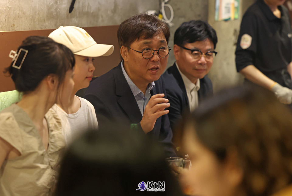 최휘영 문화체육관광부 장관이 3일 서울 중구 명동예술극장을 방문해 (재)국립극단의 ‘삼매경’ 종연 공연을 관람한 뒤 한 식당에서 출연진을 비롯한 청년예술인을 만나 애로사항을 청취하고 의견을 나누고 있다. /사진=문화체육관광부, K trendy NEWS DB ⓒ케이 트렌디뉴스 무단전재 및 수집, 재배포금지