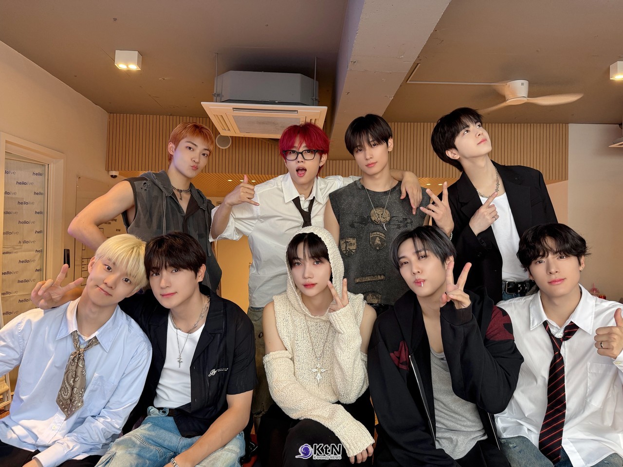 더보이즈가 미니 10집 ‘에이이펙트(a;effect)’ 타이틀곡 스타일리시(Stylish)'에 이어 수록곡 아우라(AURA) 무대까지 선보였다. /사진=원헌드레드. K trendy NEWS DB. ⓒ케이 트렌디뉴스 무단전재 및 수집, 재배포금지.