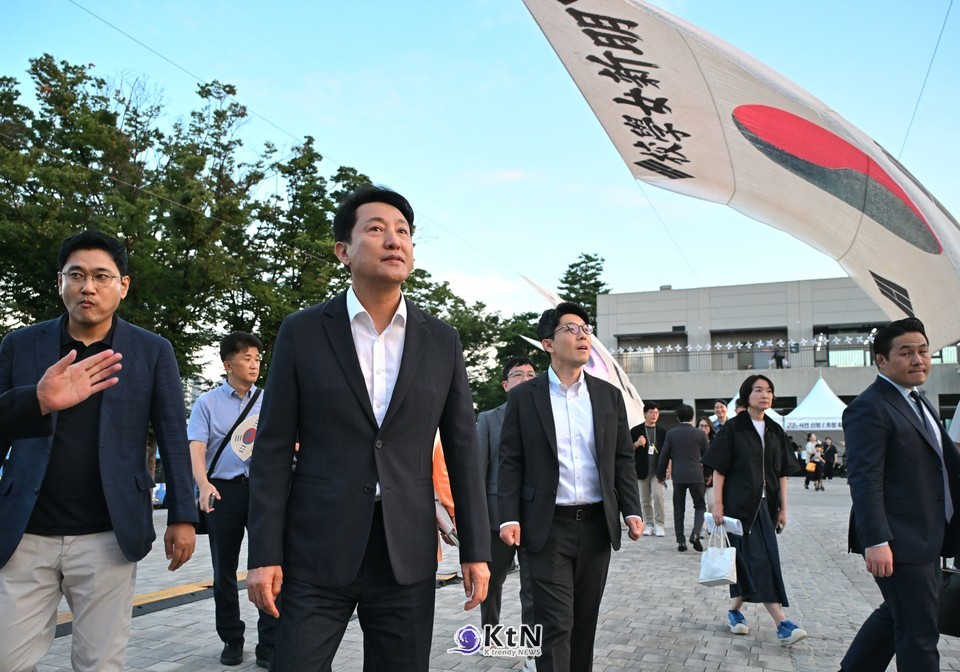 9일(토) 노들섬에서 열린 '광복 80주년 기념행사'를 찾은 오세훈 서울시장이 야외 전시를 둘러보고 있다. /사진=서울시, K trendy NEWS DB ⓒ케이 트렌디뉴스 무단전재 및 수집, 재배포금지