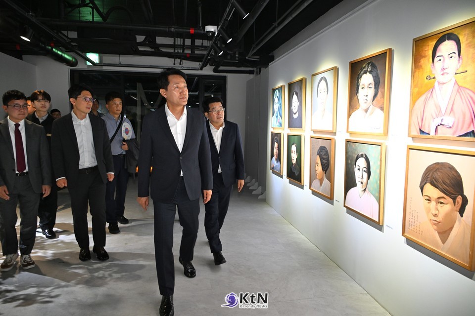 오세훈 서울시장이 9일(토) 노들섬 '광복 80주년 특별기획전'에서 여성독립운동가 초상화 전시를 관람하고 있다. /사진=서울시, K trendy NEWS DB ⓒ케이 트렌디뉴스 무단전재 및 수집, 재배포금지