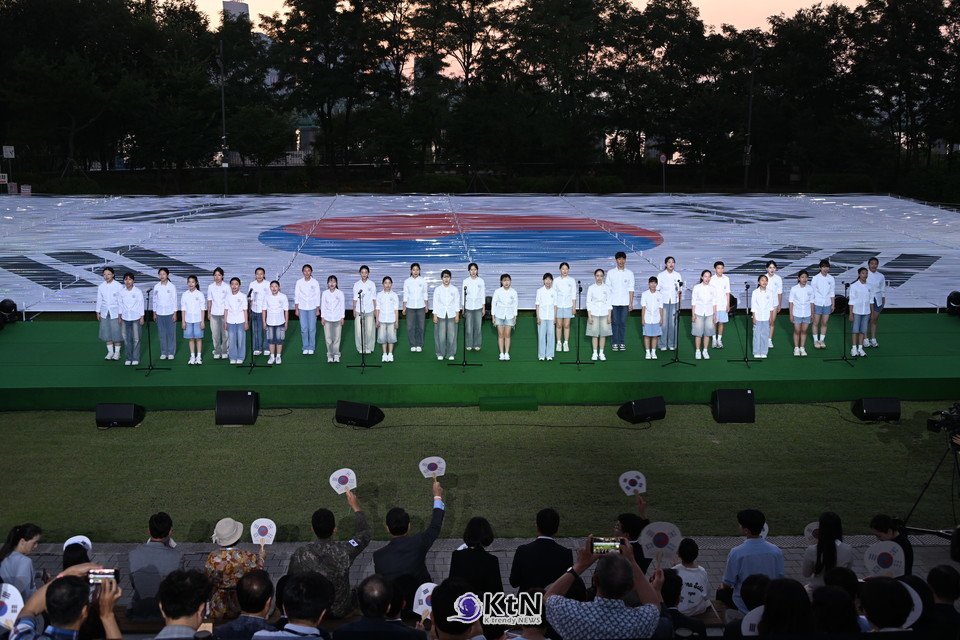 오세훈 서울시장이 9일(토) 노들섬에서 열린 '광복 80주년 기념행사'에서 서울시소년소녀합창단 공연을 관람하고 있다. /사진=서울시, K trendy NEWS DB ⓒ케이 트렌디뉴스 무단전재 및 수집, 재배포금지