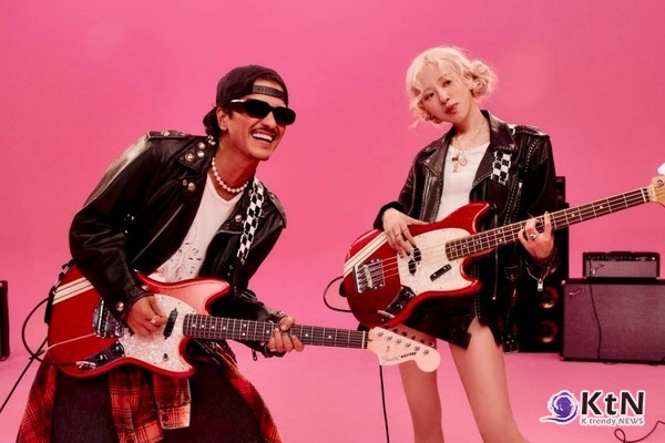 'K팝 그룹 전 세계 최초' 블랙핑크, 스포티파이 순위도'JUMP'...브루노 마스와 LA 무대 장악  사진=2025 07.14 더블랙레이블, 엠넷  특히 13일 공연에서는 팝스타 브루노 마스가 깜짝 등장, 로제와 함께 그의 대표곡 ‘APT.(아파트)’ 무대를 선보였다.    K trendy NEWS DB ⓒ케이 트렌디뉴스 무단전재 및 수집, 재배포금지