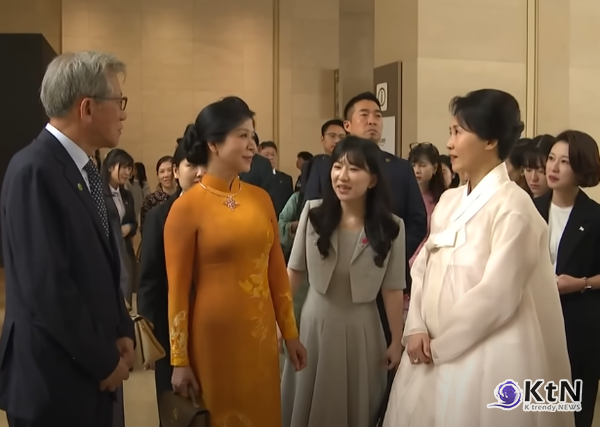 국립중앙박물관을 찾은 김혜경 여사! 오늘의 첫 공식 일정. 베트남 영부인과의 친교 행사 현장을 무편집으로 공개. 사진=KTV 이매진 갈무리,K trendy NEWS DB ⓒ케이 트렌디뉴스 무단전재 및 수집, 재배포금지