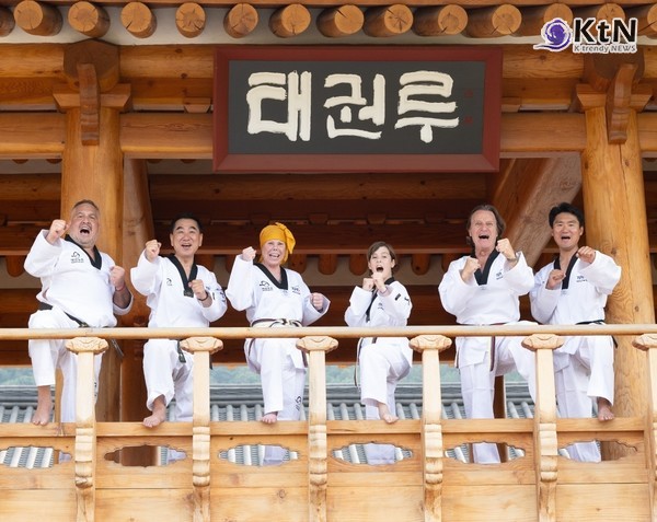 유네스코친선대사 키틴무뇨즈와 불가리아 왕실 칼리나공주, 시메온 하산 왕자가 한국에 방문해 태권도를 체험했다. /사진=KOREA 태권도 유네스코추진단,ⓒ케이 트렌디뉴스 무단전재 및 수집, 재배포금지