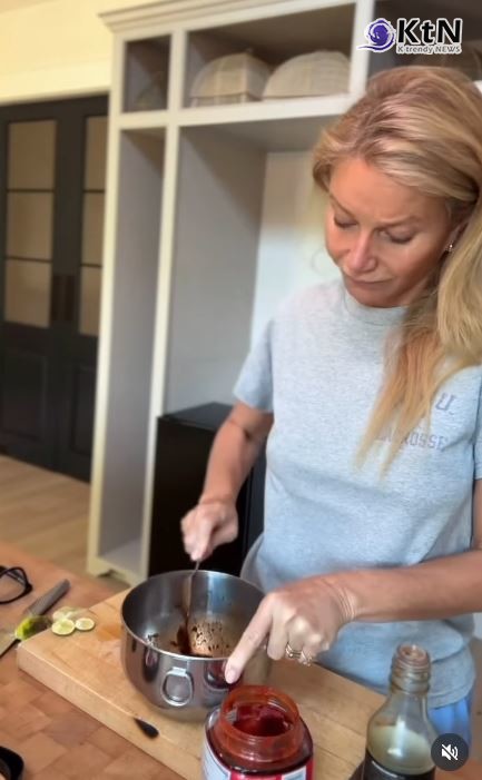 기네스 팰트로, 김치 손 올리기…잭 블랙·엠마 왓슨·휴 잭맨까지 번지는 한식 열풍  사진=2025 08.18 기네스 팰트로 인스타그램 갈무리   K trendy NEWS DB ⓒ케이 트렌디뉴스 무단전재 및 수집, 재배포금지