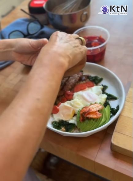 기네스 팰트로, 김치 손 올리기…잭 블랙·엠마 왓슨·휴 잭맨까지 번지는 한식 열풍  사진=2025 08.18 기네스 팰트로 인스타그램 갈무리   K trendy NEWS DB ⓒ케이 트렌디뉴스 무단전재 및 수집, 재배포금지