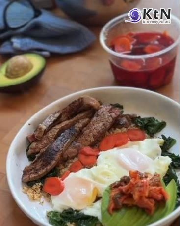 기네스 팰트로, 김치 손 올리기…잭 블랙·엠마 왓슨·휴 잭맨까지 번지는 한식 열풍  사진=2025 08.18 기네스 팰트로 인스타그램 갈무리   K trendy NEWS DB ⓒ케이 트렌디뉴스 무단전재 및 수집, 재배포금지