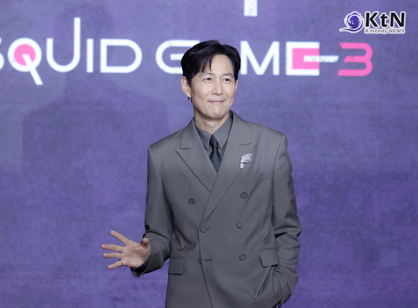 [KtN 포토] '오징어 게임'으로 전 세계 뒤흔든 이정재, 시즌3도 정주행 부르는 각  사진=2025 06.09  서울 용산구에 위치한 서울드래곤시티 그랜드 볼륨 한라에서 넷플릭스 시리즈 ‘오징어 게임’ 시즌3 제작발표회 K trendy NEWS DB ⓒ케이 트렌디뉴스 무단전재 및 수집, 재배포금지