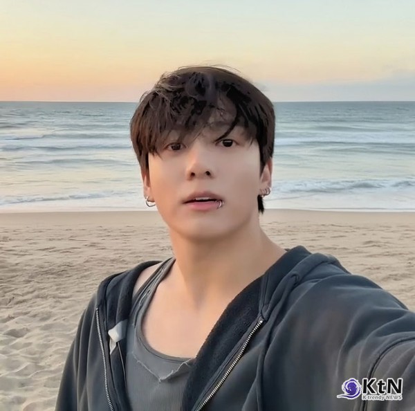 "방탄소년단  정국이 후드 하나 입자마자 모든 사이즈가 사라졌다”..라이브 후 품절 초강력 파급력 사진=2025 08.20 위버스 라이브  K trendy NEWS DB ⓒ케이 트렌디뉴스 무단전재 및 수집, 재배포금지