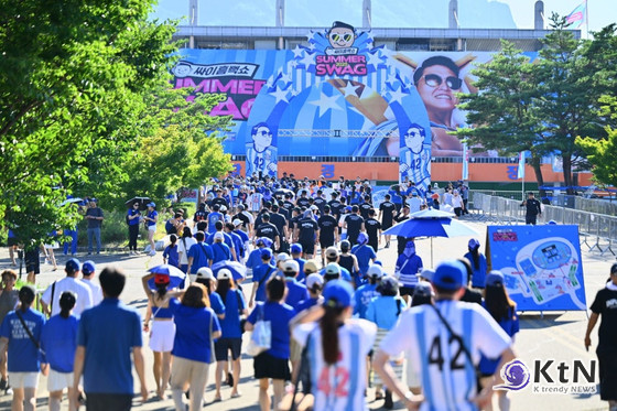 ‘하루 75억!’ 싸이, 지역 경제·문화 흠뻑 적셨다...속초 살리고, 원주 놓쳤다  사진=2025 08.21  속초시 K trendy NEWS DB ⓒ케이 트렌디뉴스 무단전재 및 수집, 재배포금지