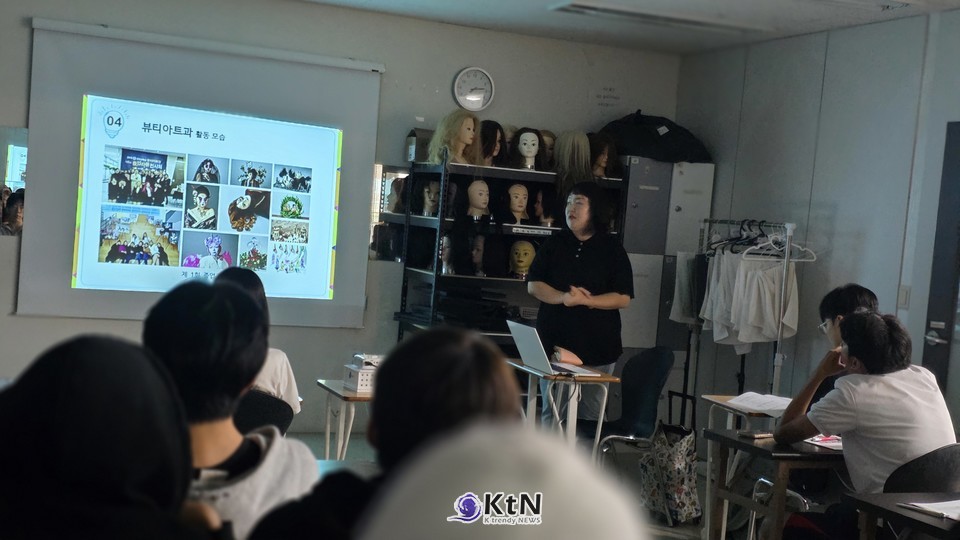 최묘선교수는 “김포대학교 뷰티아트과는 단순히 성적 위주의 평가가 아니라, 실무 역량과 창의성을 보여줄 수 있는 포트폴리오와 자격증을 중시한다”고 강조했다. -파주시 위드미 미용학원  /사진=K trendy NEWS DB ⓒ케이 트렌디뉴스 무단전재 및 수집, 재배포금지