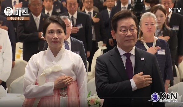 “미국보다 일본 먼저”‥日 언론, 이재명 대통령 방일에 주목  사진=2025 08.23 이재명 대통령 부부, 일본 도착 ktv 영상 갈무리  K trendy NEWS DB ⓒ케이 트렌디뉴스 무단전재 및 수집, 재배포금지