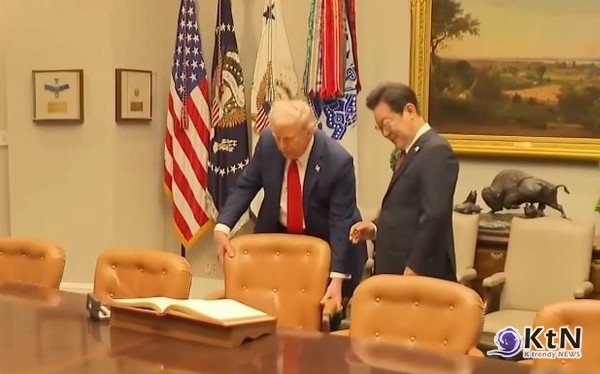 “당신은 위대한 지도자” 트럼프, 이재명 대통령의 맞춤형 기프트 룸에 마음 열어  사진=2025 08.26  트럼가 의자를 손수 내어 주는 모습  대통령실 자료 사진 / 편집 K trendy NEWS DB ⓒ케이 트렌디뉴스 무단전재 및 수집, 재배포금지