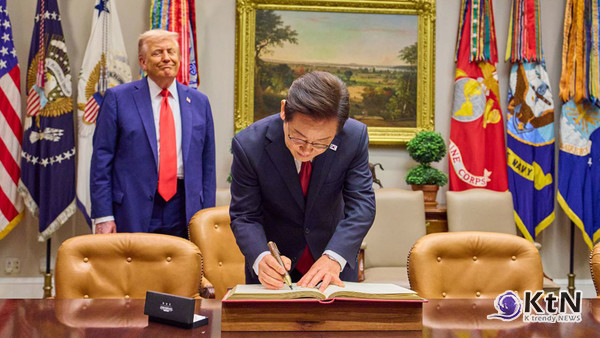 “당신은 위대한 지도자” 트럼프, 이재명 대통령의 맞춤형 기프트 룸에 마음 열어  사진=2025 08.26  이 펜은 태극 문양과 봉황이 각인된 케이스 속에 담긴 수공예품으로, 두 달에 걸쳐 제작됐다.  대통령실 자료 사진 / 편집 K trendy NEWS DB ⓒ케이 트렌디뉴스 무단전재 및 수집, 재배포금지