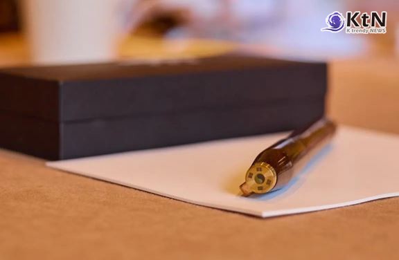 “당신은 위대한 지도자” 트럼프, 이재명 대통령의 맞춤형 기프트 룸에 마음 열어  사진=2025 08.26  (이 펜은 태극 문양과 봉황이 각인된 케이스 속에 담긴 수공예품으로, 두 달에 걸쳐 제작됐다 ) 대통령실 자료 사진 / 편집 K trendy NEWS DB ⓒ케이 트렌디뉴스 무단전재 및 수집, 재배포금지