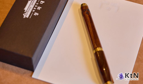 “당신은 위대한 지도자” 트럼프, 이재명 대통령의 맞춤형 기프트 룸에 마음 열어  사진=2025 08.26  (대통령실은 “공식 행사 시 서명을 위해 제작된 펜이었고, 선물용으로 준비된 것은 아니었다”고 설명했다. ) 대통령실 자료 사진 / 편집 K trendy NEWS DB ⓒ케이 트렌디뉴스 무단전재 및 수집, 재배포금지