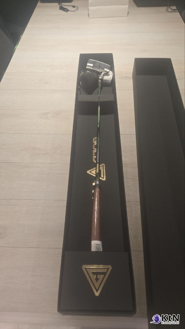 트럼프 대통령은 잘 알려진 골프 애호가다. 이 대통령은 그 점을 놓치지 않았다. 이번에 선물한 수제 맞춤형 퍼터는 트럼프의 체형과 신장에 맞춰 제작됐으며, ‘제45대·제47대 대통령 트럼프’라는 문구와 이름이 각인됐다.  사진=2025 08.26  대통령실 K trendy NEWS DB ⓒ케이 트렌디뉴스 무단전재 및 수집, 재배포금지