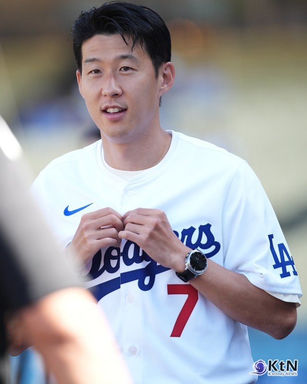 LA FC 합류 후 첫 공식행사' 손흥민, 다저스 시구로 뜨거운 환호 사진=2025 08.28 MLBKOR 엑스 갈무리 K trendy NEWS DB ⓒ케이 트렌디뉴스 무단전재 및 수집, 재배포금지