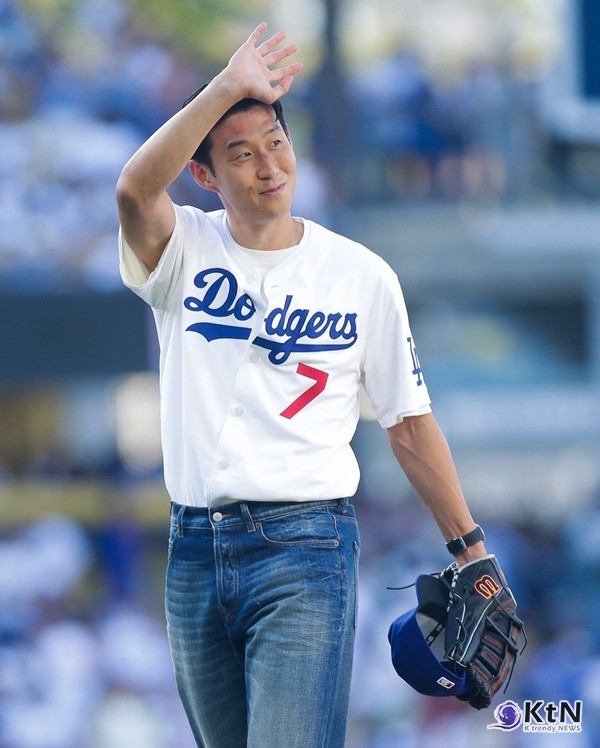 'LA FC 합류 후 첫 공식행사' 손흥민, 다저스 시구로 뜨거운 환호 사진=2025 08.28  MLBKOR 엑스 갈무리 K trendy NEWS DB ⓒ케이 트렌디뉴스 무단전재 및 수집, 재배포금지