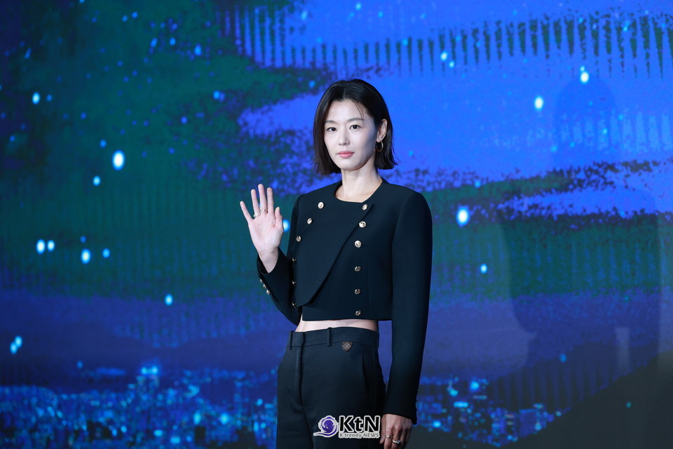 배우 전지현은 외교관이자 주유엔 대사 서문주 역으로 변신했다.  /사진=K trendy NEWS DB ⓒ케이 트렌디뉴스 무단전재 및 수집, 재배포금지