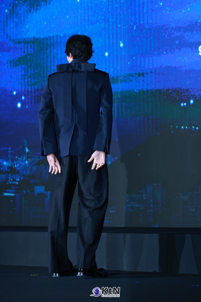 앞은 미니멀, 뒤는 ‘왕리본' /사진=K trendy NEWS DB ⓒ케이 트렌디뉴스 무단전재 및 수집, 재배포금지