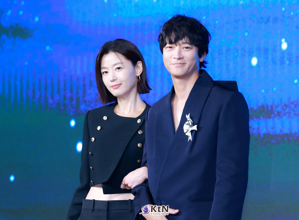 전지현은 냉철한 정보원 ‘문주’ 역으로, 강동원과 함께 긴장과 설렘을 동시에 불러올 파트너십을 선보일 예정이다./사진=K trendy NEWS DB ⓒ케이 트렌디뉴스 무단전재 및 수집, 재배포금지