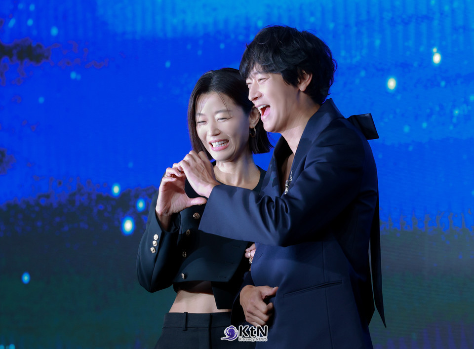 포토타임에서 두 배우는 손을 맞잡고 하트 포즈를 그리며 웃음을 터뜨렸다./사진=K trendy NEWS DB ⓒ케이 트렌디뉴스 무단전재 및 수집, 재배포금지