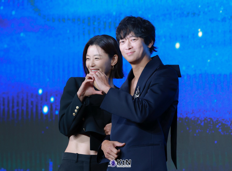 제작발표회 현장에서 이미 증명된 강동원과 전지현의 케미스트리는, 단순한 배우 조합 이상의 의미를 남겼다./사진=K trendy NEWS DB ⓒ케이 트렌디뉴스 무단전재 및 수집, 재배포금지