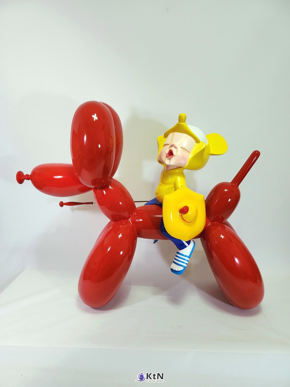 스마일 가문의 몽상가/레진에 유채 Resin, oil/2022-김정대 작가 /사진= 뤄니갤러리, K trendy NEWS DB ⓒ케이 트렌디뉴스 무단전재 및 수집, 재배포금지