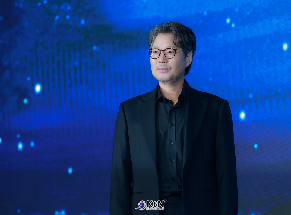 유재명은 이 같은 대사를 특유의 저음과 단단한 발성, 그리고 냉철한 시선 연기로 소화하며, 극 전체에 팽팽한 긴장감을 불어넣는다./사진=K trendy NEWS DB ⓒ케이 트렌디뉴스 무단전재 및 수집, 재배포금지