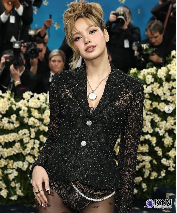 블랙핑크 리사, 첫 솔로 다큐멘터리 제작…“무대 밖의 진짜 나, 담았다” 사진=2025 05.30 metgalaofficial 인스타그램 갈무리  K trendy NEWS DB ⓒ케이 트렌디뉴스 무단전재 및 수집, 재배포금지