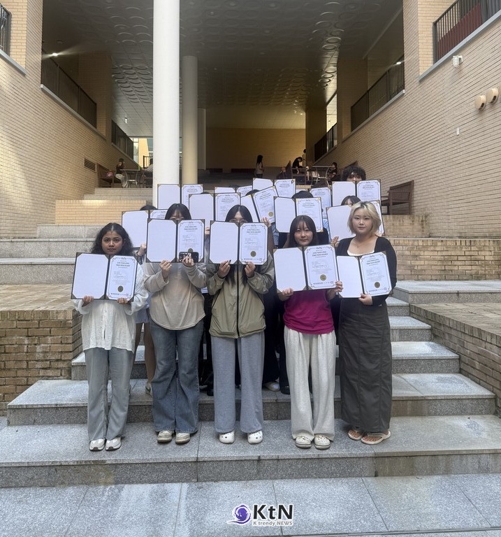 김포대학교 뷰티아트과, (사)대한두피모발전문가협회가 주관한 두피모발상담관리사(트리콜로지스트) 2급 자격 검정시험에서 보그헤어과 2명, 뷰티아트과 17명 등 총 19명 전원 합격… 인재 양성의 산실 /사진=K trendy NEWS DB ⓒ케이 트렌디뉴스 무단전재 및 수집, 재배포금지