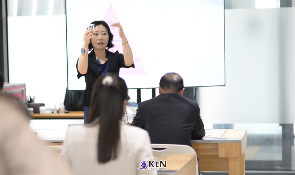 김포대학교  박정민 교수는 조향 교육을 진행했다.  /사진= K trendy NEWS DB ⓒ케이 트렌디뉴스 무단전재 및 수집, 재배포금지