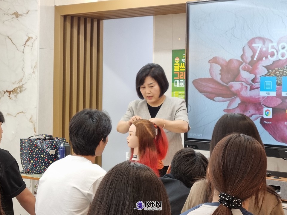 김포대 뷰티아트과 교수이자 미용 장인 윤수미 기능장,  K-뷰티 인재들에게 꿈과 비전 전해/사진=K trendy NEWS DB ⓒ케이 트렌디뉴스 무단전재 및 수집, 재배포금지