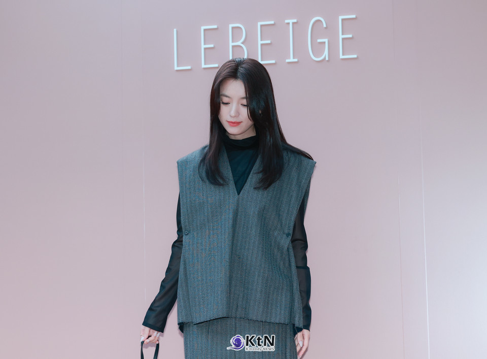 한효주, 살롱 드 르베이지 현장에서 브랜드의 절제된 미학과 자연스럽게 어우러지며 ‘머무는 미학’을 완성하다.