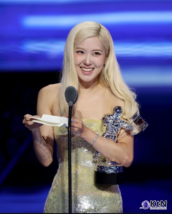 로제, MTV VMA ‘올해의 노래’ 수상…K팝 최초 쾌거  사진=2025 09.08  MTV 엑스 갈무리 편집/ K trendy NEWS DB ⓒ케이 트렌디뉴스 무단전재 및 수집, 재배포금지