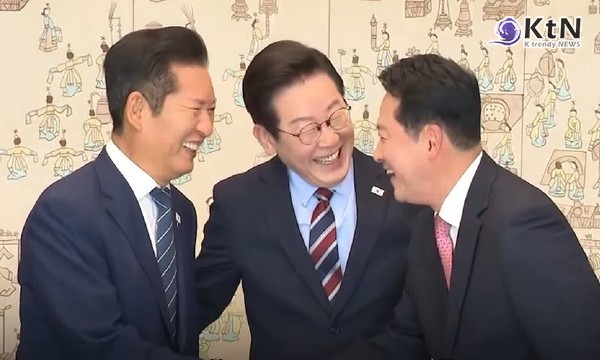 이재명 대통령, 여야 대표와 손잡고 민생경제협의체 합의 사진=2025 09.08  ktv 영상 갈무리 K trendy NEWS DB ⓒ케이 트렌디뉴스 무단전재 및 수집, 재배포금지