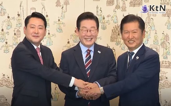 이재명 대통령, 여야 대표와 손잡고 민생경제협의체 합의 사진=2025 09.08  ktv 영상 갈무리 K trendy NEWS DB ⓒ케이 트렌디뉴스 무단전재 및 수집, 재배포금지