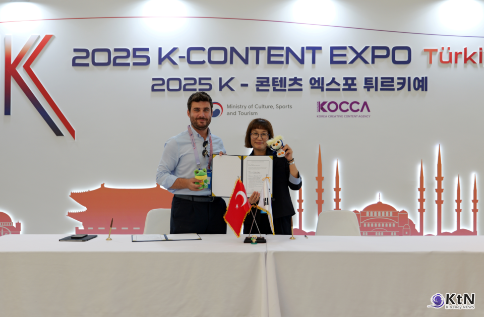 업무협약 체결 사진 좌측부터 튀르키예 TV NET의 무스타파 투란 라이선스디렉터 오로라월드 정미라 팀장. 사진=한국콘텐츠진흥원, K trendy NEWS DB ⓒ케이 트렌디뉴스 무단전재 및 수집, 재배포금지