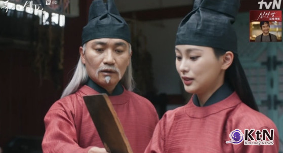 넷플릭스 휩쓴 ‘폭군의 셰프’, 2025년판 대장금…시청률·임윤아♥이채민 케미까지 완벽  사진=2025 09.11  tvN 폭군의 셰프  (물론 일부 비판도 존재한다. 첫 회 한자 오류, 지난주 방송된 ‘폭군의 셰프’ 5·6회에서는 명나라 사신 우곤(김형묵)과 요리사 당백룡(조재윤) 등이 조선을 찾는 모습이 방송되면서 중국어 대사 더빙 논란이 거론됐다.) K trendy NEWS DB ⓒ케이 트렌디뉴스 무단전재 및 수집, 재배포금지