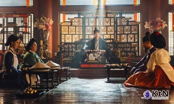 넷플릭스 휩쓴 ‘폭군의 셰프’, 2025년판 대장금…시청률·임윤아♥이채민 케미까지 완벽  사진=2025 09.11  tvN 폭군의 셰프  K trendy NEWS DB ⓒ케이 트렌디뉴스 무단전재 및 수집, 재배포금지