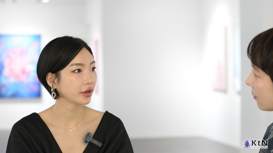 홍설작가 인터뷰중. 색채는 작품의 감정선을 좌우한다. 사진=K trendy NEWS DB ⓒ케이 트렌디뉴스 무단전재 및 수집, 재배포금지