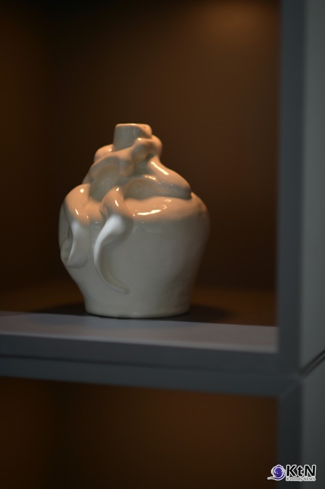 홍설 작가, 억압의 흔적과 해방의 몸짓. 사진=K trendy NEWS DB ⓒ케이 트렌디뉴스 무단전재 및 수집, 재배포금지